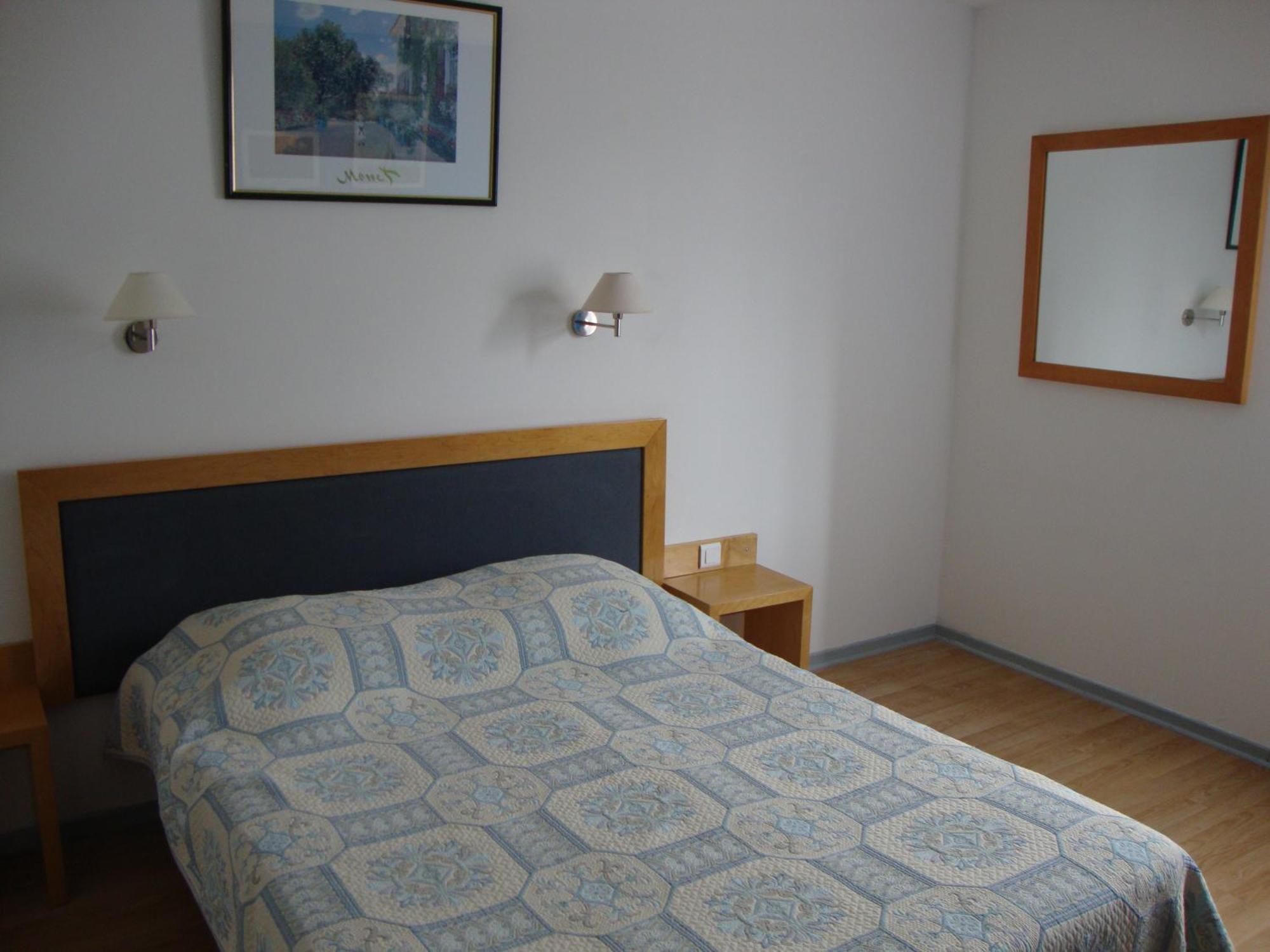 Hotel Au Petit Languedoc Lourdes Ruang foto