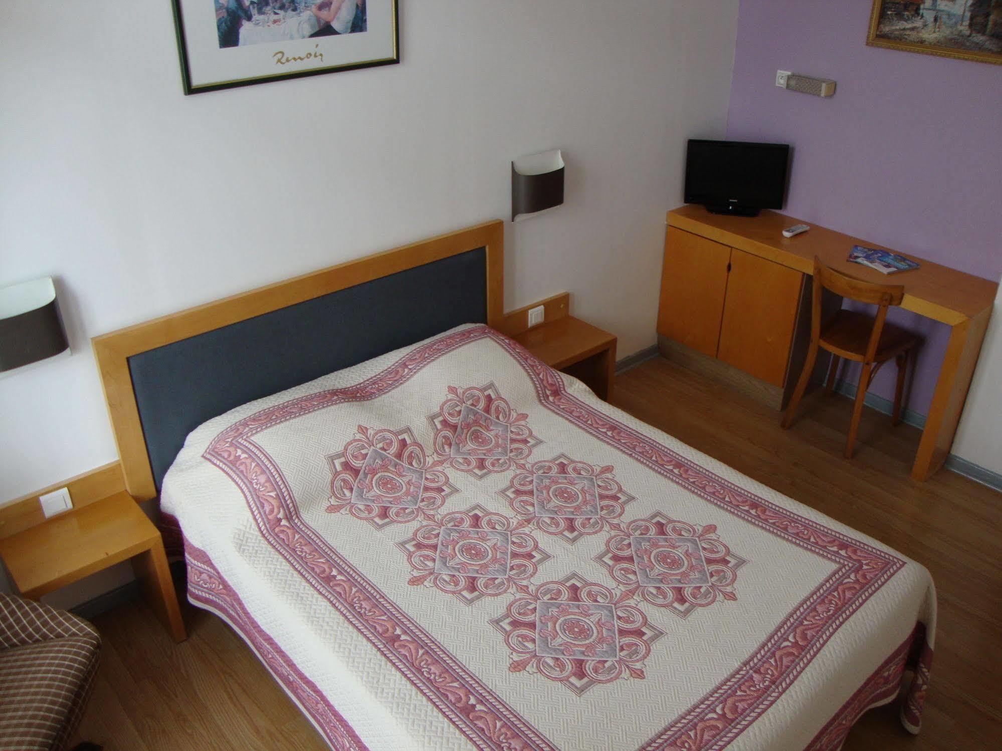 Hotel Au Petit Languedoc Lourdes Bagian luar foto