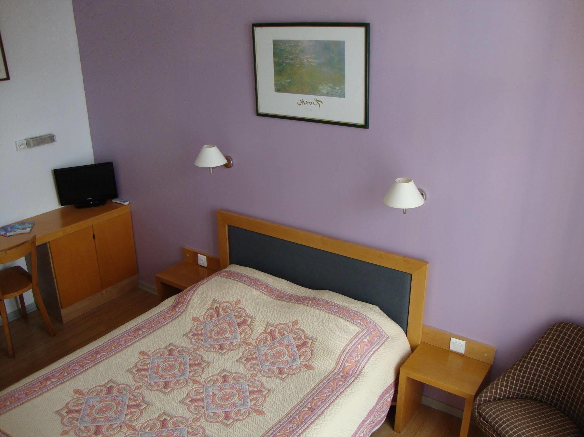 Hotel Au Petit Languedoc Lourdes Bagian luar foto
