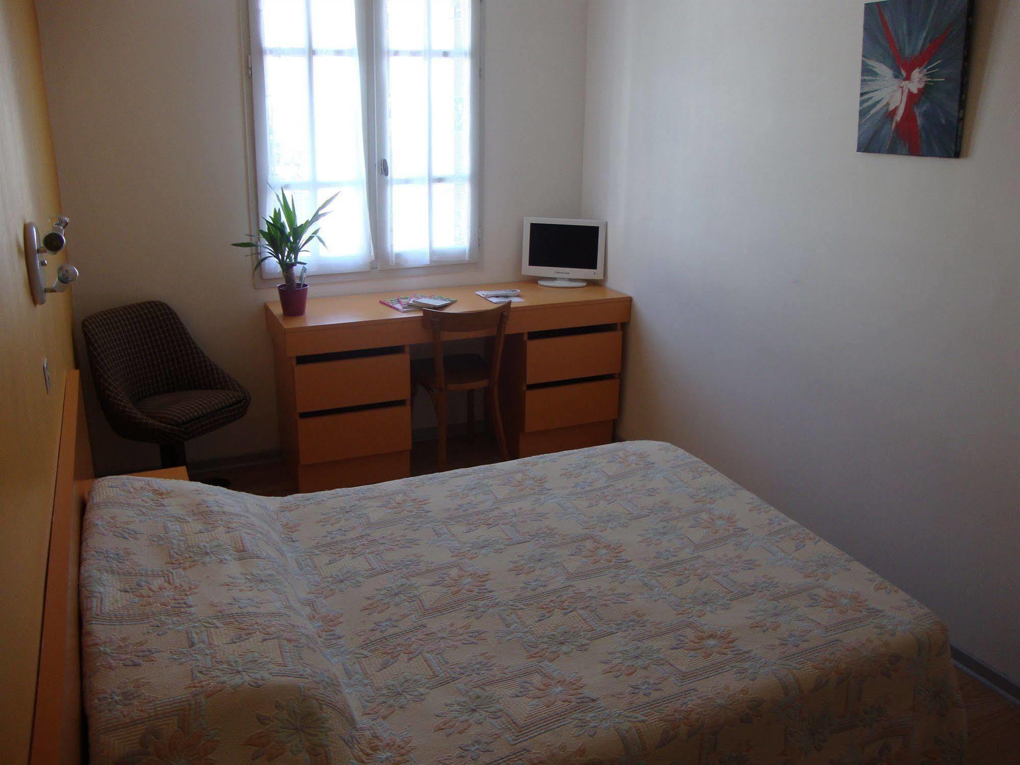 Hotel Au Petit Languedoc Lourdes Bagian luar foto