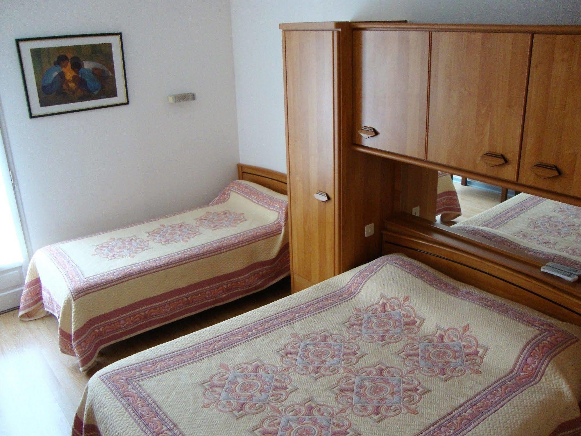 Hotel Au Petit Languedoc Lourdes Bagian luar foto