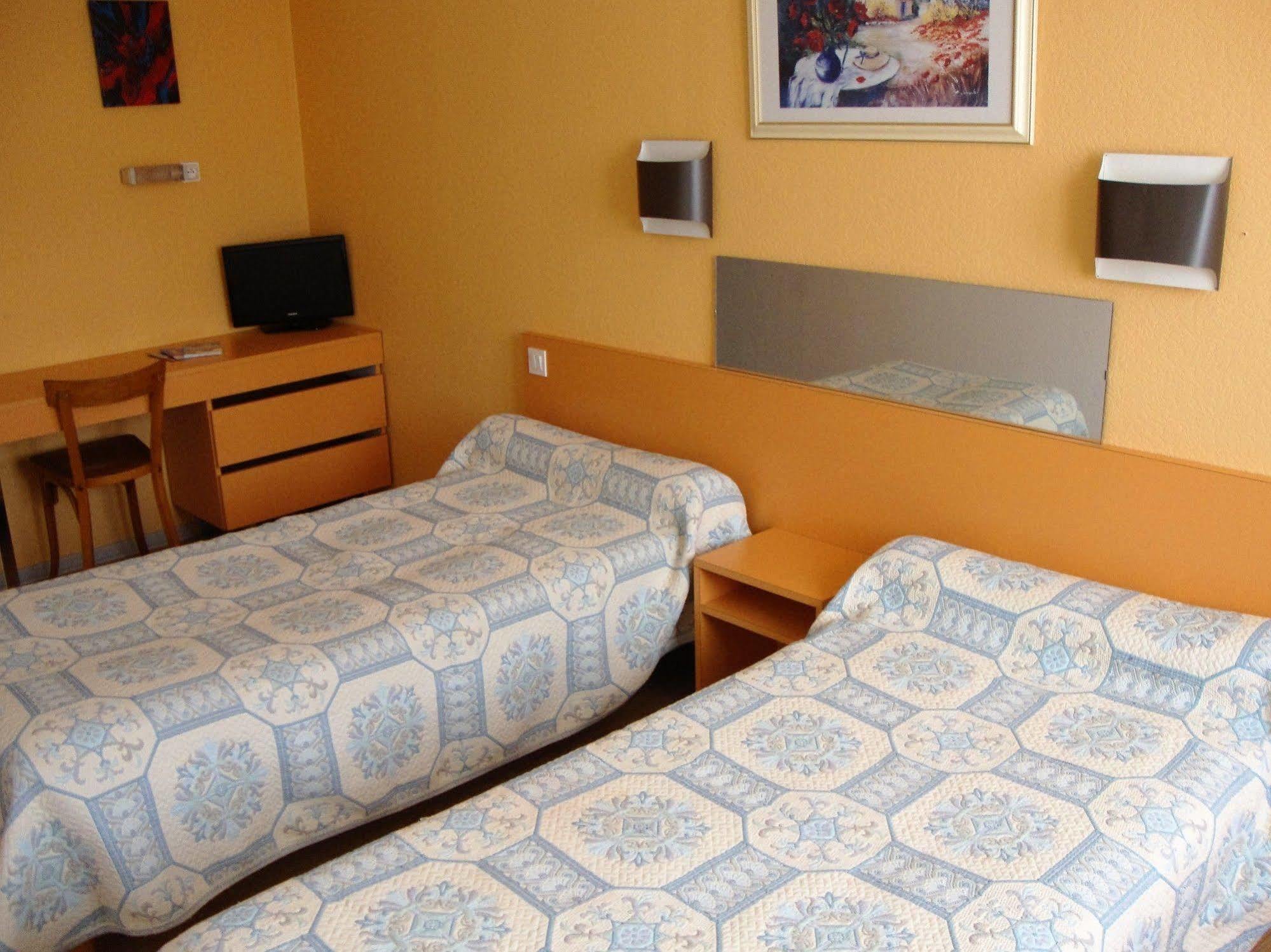 Hotel Au Petit Languedoc Lourdes Bagian luar foto