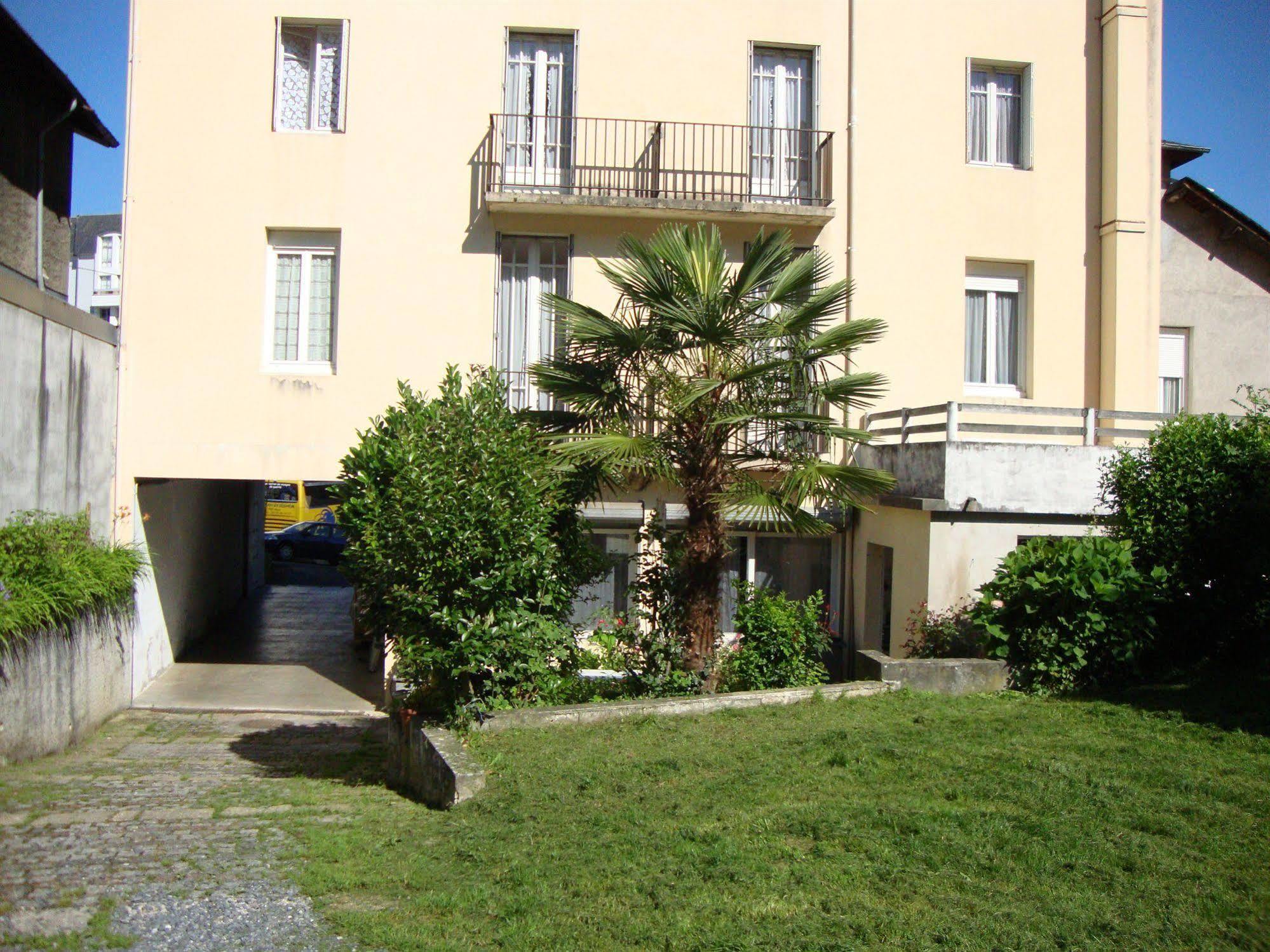Hotel Au Petit Languedoc Lourdes Bagian luar foto