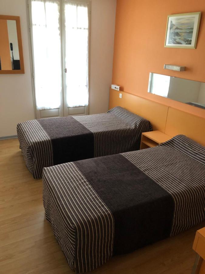 Hotel Au Petit Languedoc Lourdes Bagian luar foto